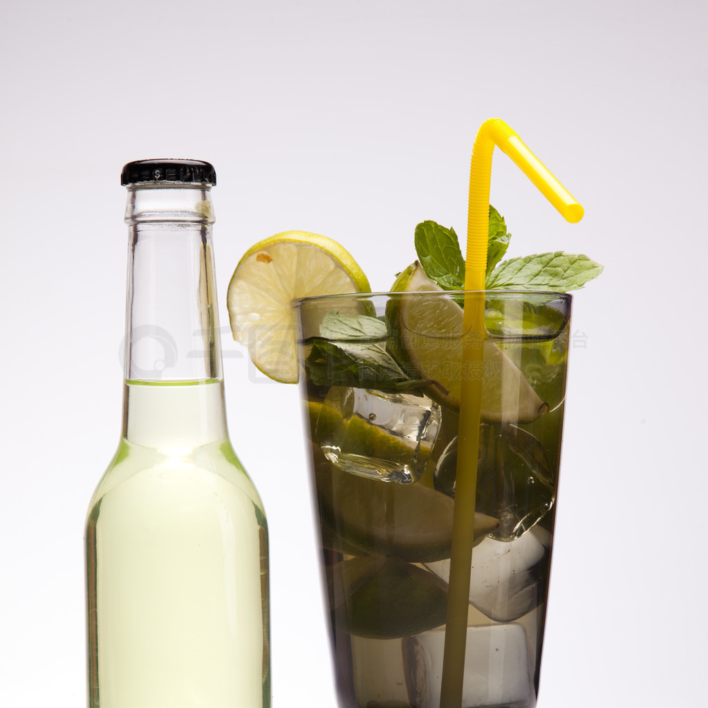 異國情調的酒精飲料套裝 白色背景下的藝術呈現(xiàn)